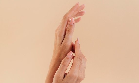 rece kobiety zdrowy piekny manicure